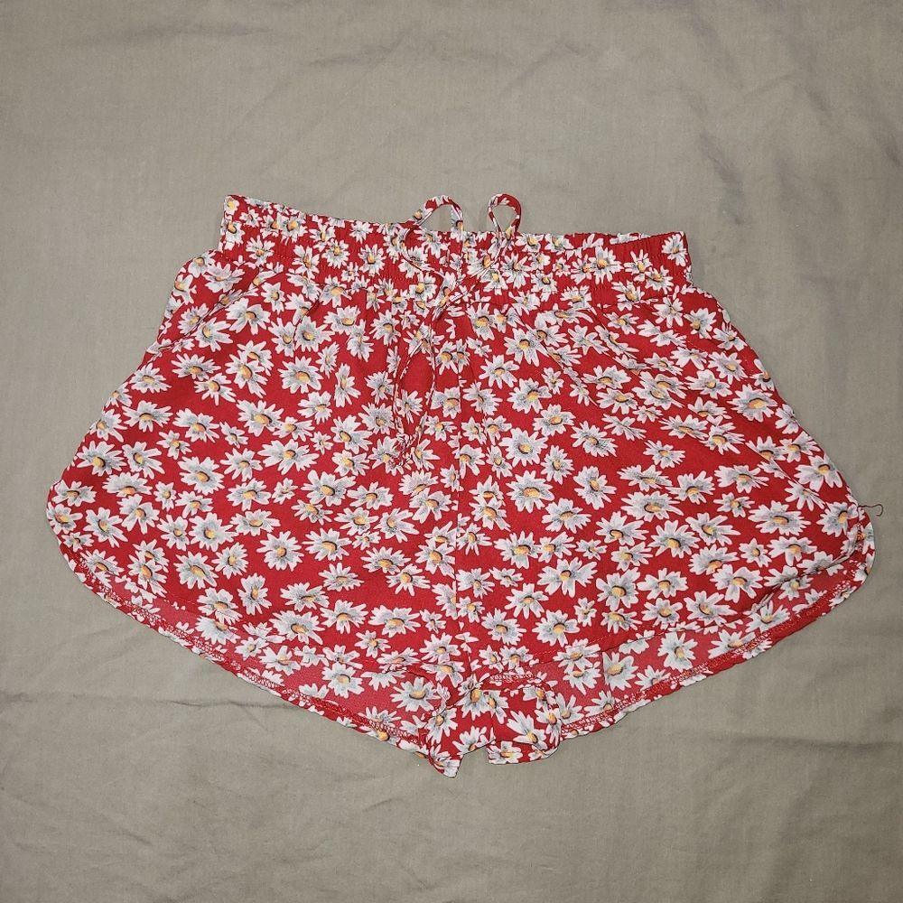 UK2LA size XS red white daisy's shorts